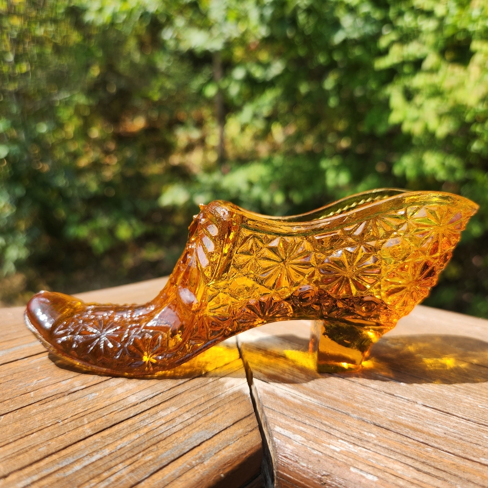 Boyd Gold Daisy and Button Glass Shoe/Slipper w/ Bow Tie YES, IT GLOWS!!!